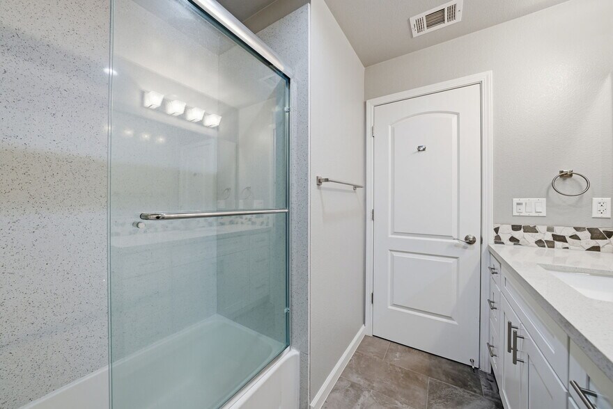 Building Photo - 817 Estancia Ter