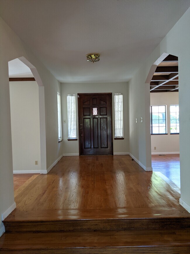 Building Photo - 28050 Horseshoe Ct