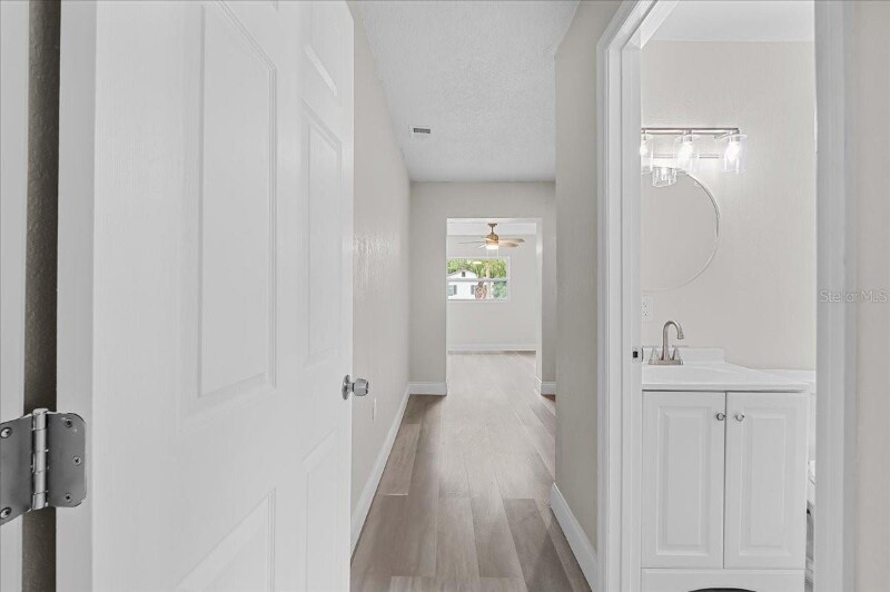 Building Photo - 1906 E Ida St