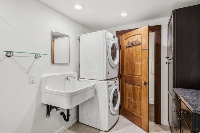 Building Photo - Charming Rustic 3-Bedroom + bonus rooms in Ashland, OR