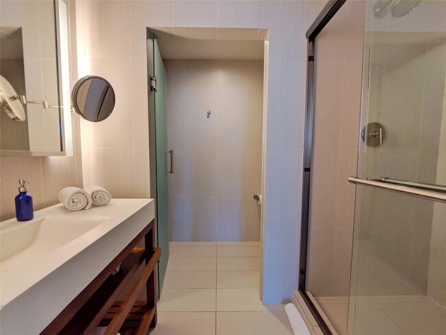 Building Photo - 3101 Bayshore Dr