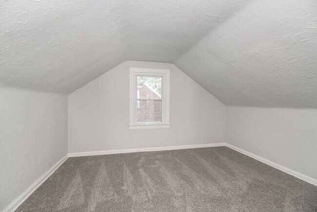 Building Photo - Fully Updated Home For Rent in Euclid