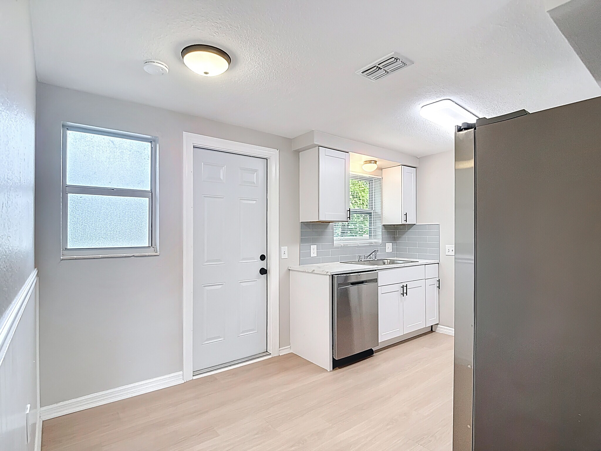 Building Photo - 5711 Pine St