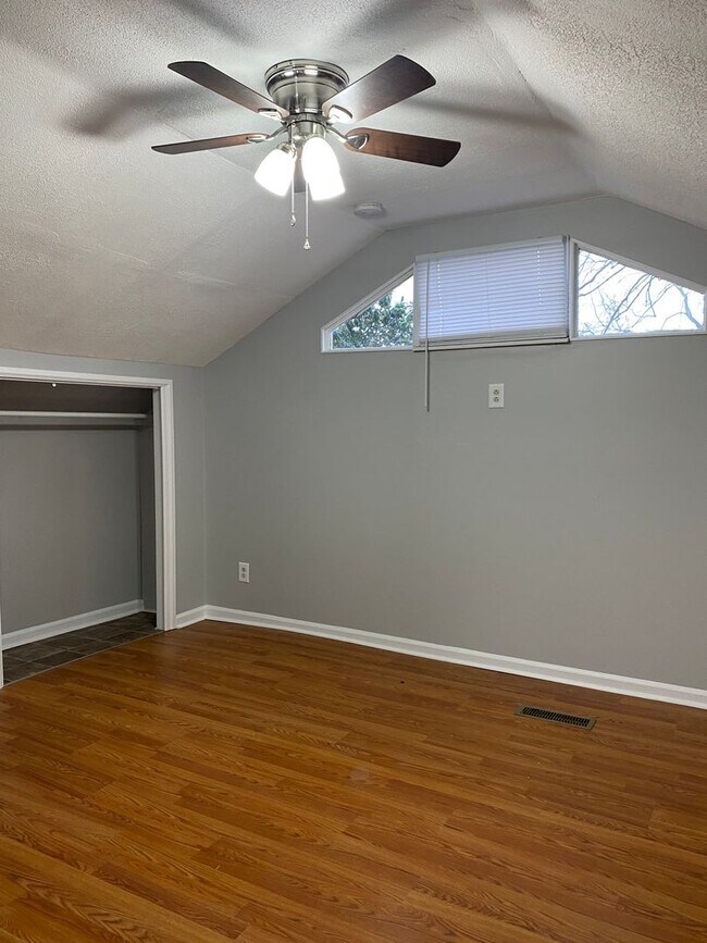 Building Photo - 445 Greenwood Ave