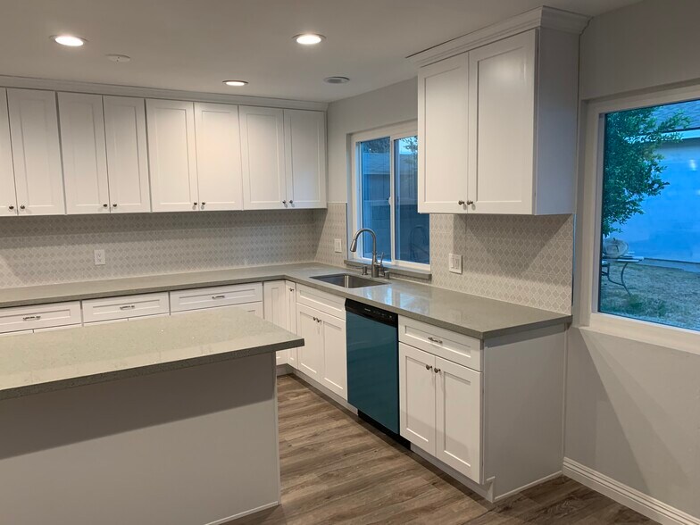 Kitchen - 15344 Leadwell St