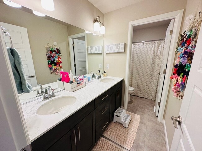 Building Photo - Spacious 4 bed 2.5 bath house in Cascade-Fairwood AC