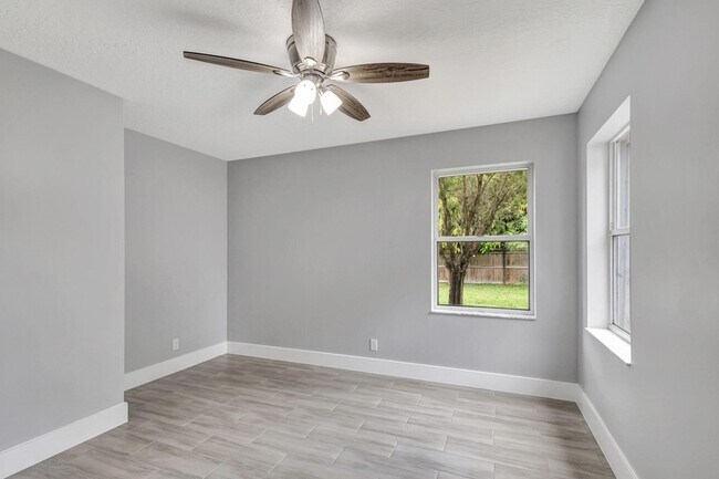 Building Photo - 843 Azalea Dr