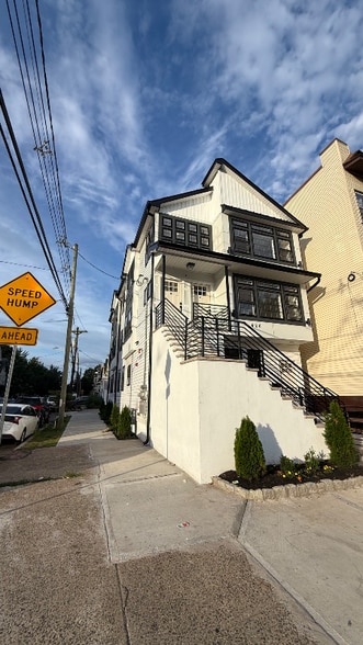 Building Photo - 426 Avon Ave