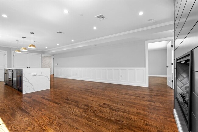 Building Photo - 223 Saratoga St