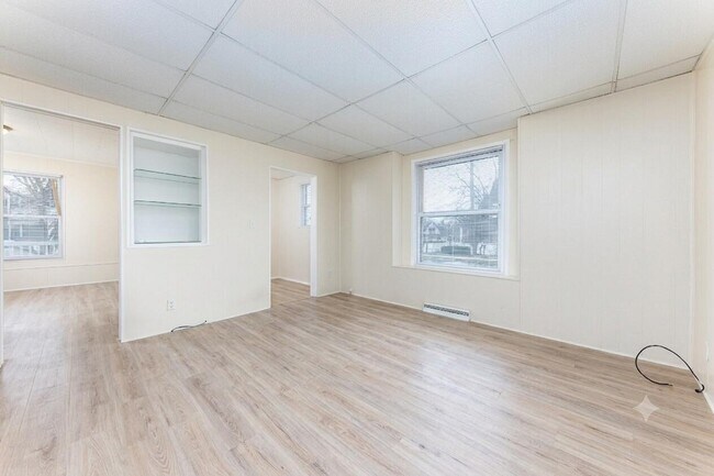 Building Photo - 405 Starkweather St
