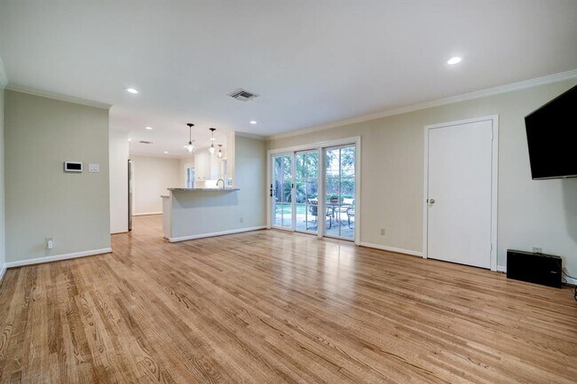 Building Photo - 722 Camelot Ln