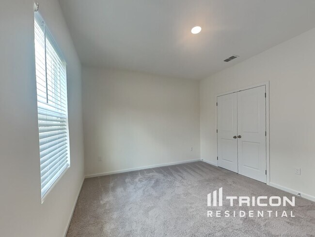 Building Photo - 1056 Large Poppy Dr