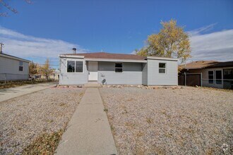 Building Photo - Pet Friendly Kearns Home