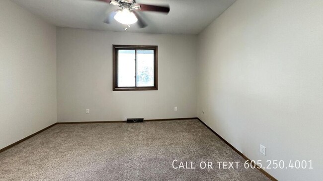 Building Photo - 4 bed 2 bath Newly Remodeled Home with att...