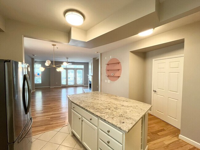 Building Photo - Spacious 2BD, 2BA Condo in a Prime Locatio...