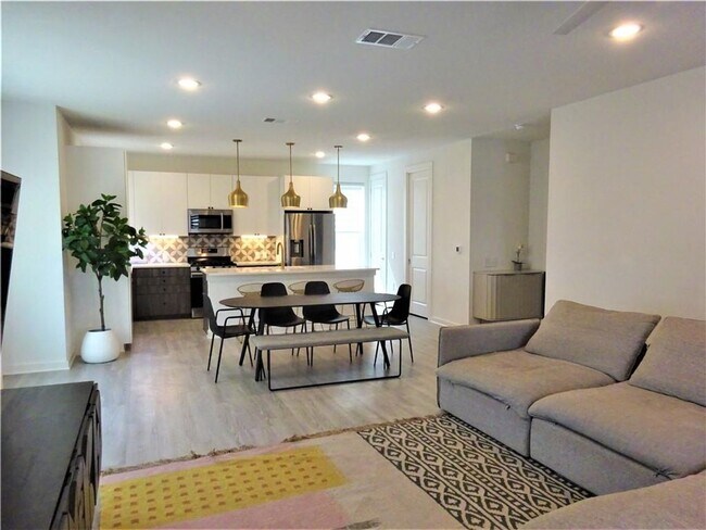 Building Photo - Gorgeous Condo in Desirable East Austin Lo...