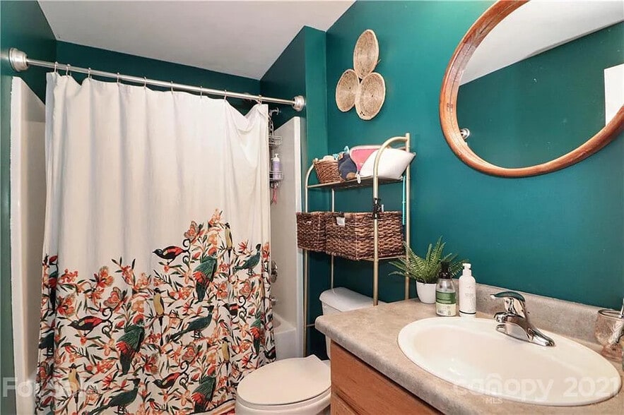 Building Photo - Room in Condo on Donatello Avenue