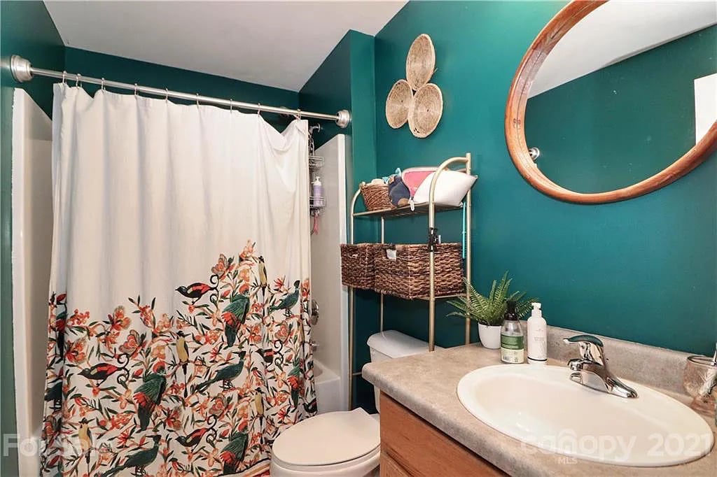 Building Photo - Room in Condo on Donatello Avenue