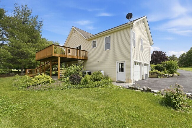 Building Photo - Experience a private retreat just beyond the city limits of Winchester where scenic beauty and re...