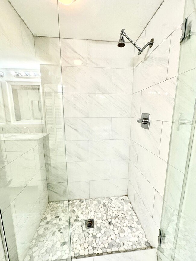 Building Photo - ** EMERALD LAKES ** 2 BED / 2 BATH CONDO - LAKE VIEW - CENTRAL NAPLES - ANNUAL RENTAL