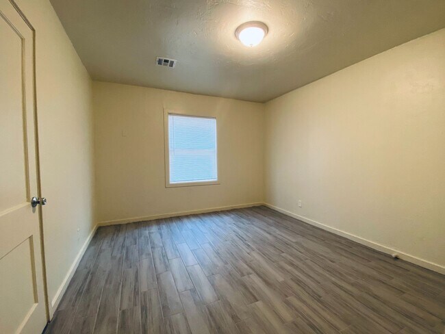 Building Photo - Charming 4 bedroom 1 bathroom- Ready to be leased Now!