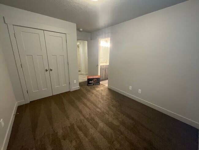 Building Photo - 2 bedroom 2 1/2 bath Townhouse 2 car garage.