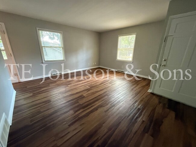 Building Photo - A Great Ardmore Townhouse Waiting For You!