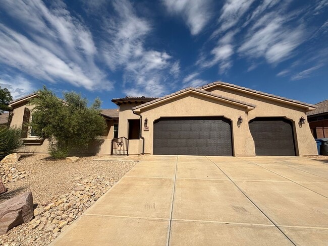Building Photo - SPACIOUS HOME FOR RENT!