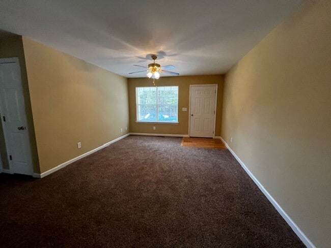 Building Photo - 2 Bedroom 2 Bath Duplex with Garage