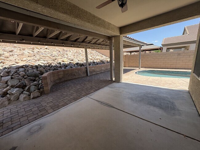 Building Photo - 4 bedroom plus Den 3 car garage with sparkling pool Vail School District
