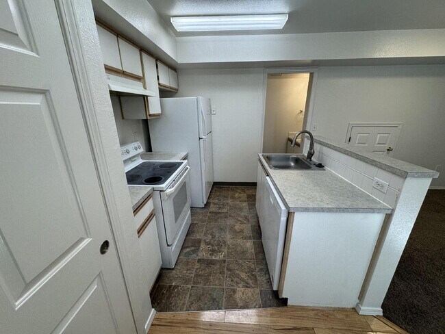 Building Photo - 3 bedroom, 2.5 bath Townhouse