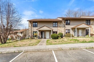 Building Photo - Updated 2-bedroom, 1.5-bath townhome in Winston-Salem