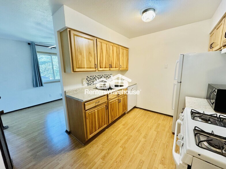 Building Photo - 5043 Shoreline Dr