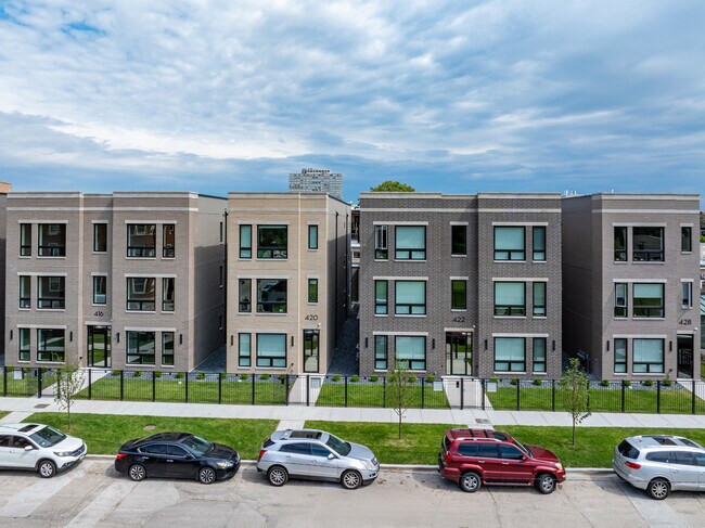 Building Photo - 416 E 50th Pl