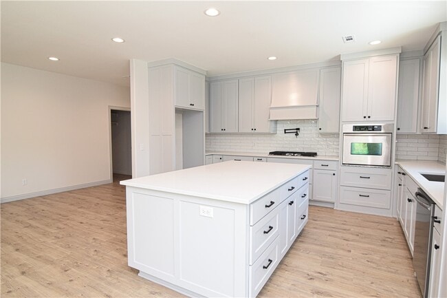 Building Photo - 13734 Canal St