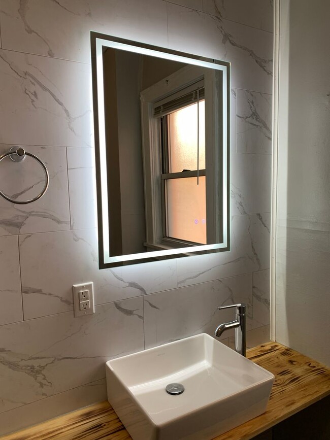 Building Photo - 2 bedroom 1 bath with laundry