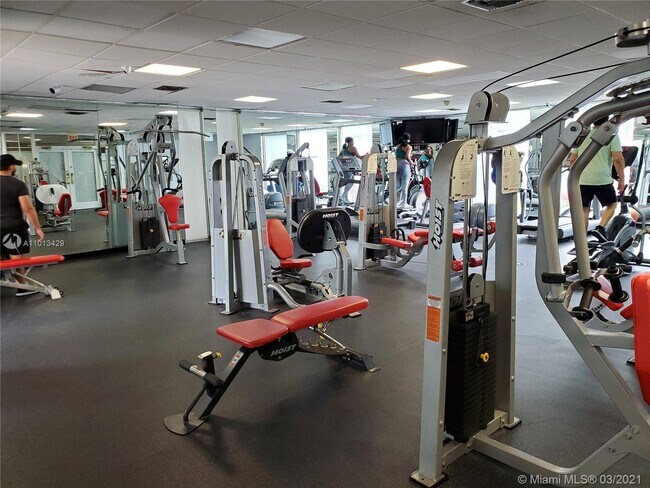 Building Photo - 9363 Fontainebleau Blvd