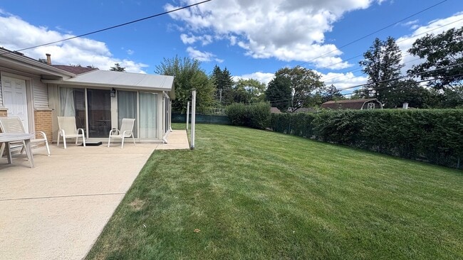Building Photo - 933 Garden Ln
