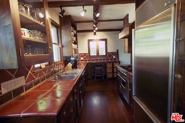 Building Photo - 2667 Lake View Terrace E