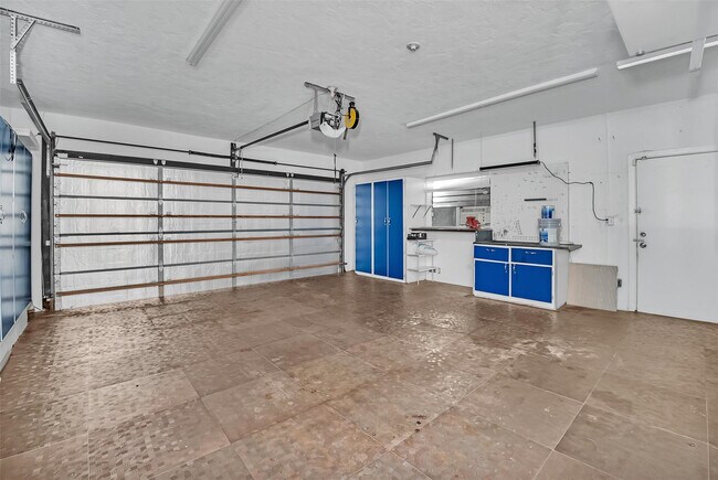 Building Photo - 2427 Sea Island Dr