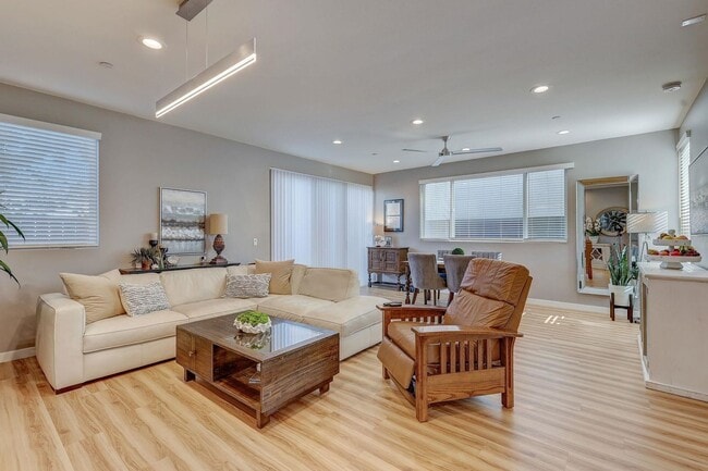 Building Photo - Available Modern Long Term Unfurnished hom...