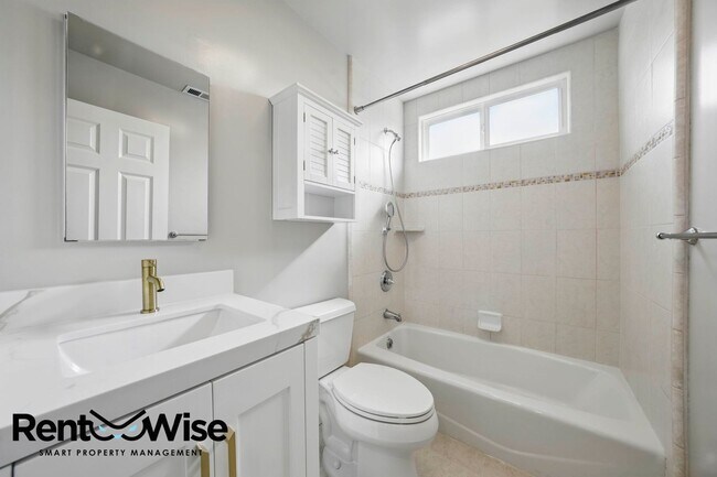 Building Photo - 1125 Fernwood Dr