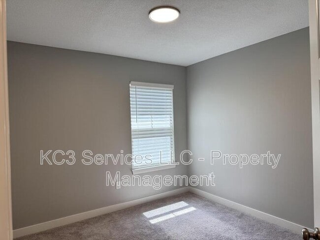 Building Photo - 2026 SW Holdbrooks Dr