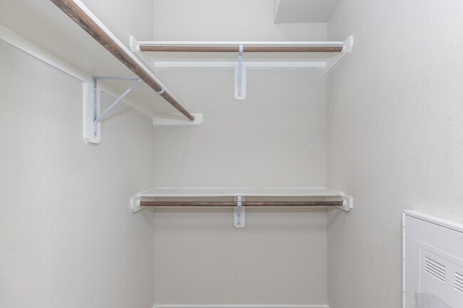 Building Photo - Move In Now & Enjoy 1 Month Free!