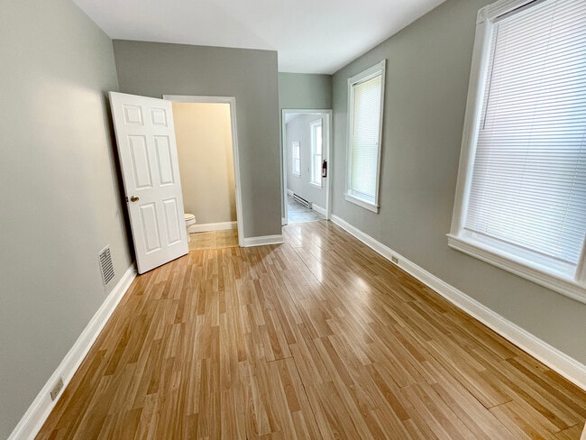 Building Photo - 334 Oak St