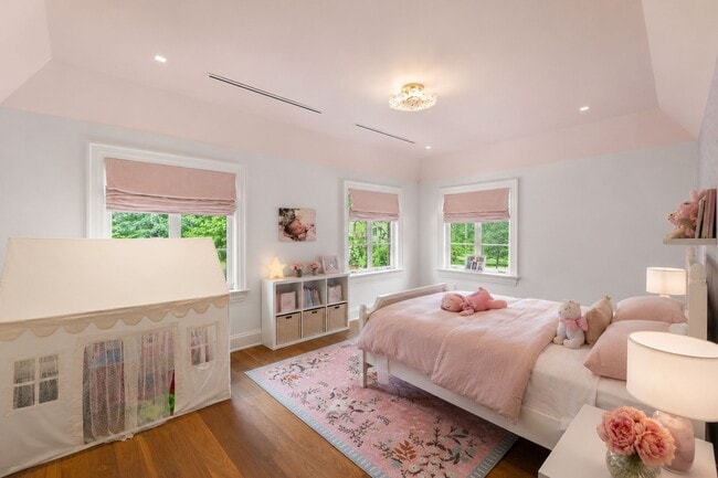 Building Photo - 548 Sylvan Pl