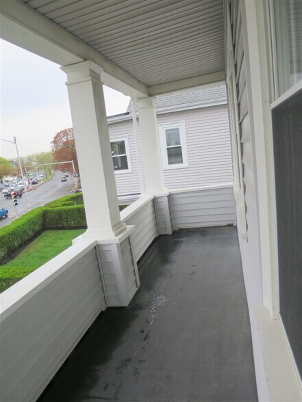 Building Photo - 1098 Fellsway