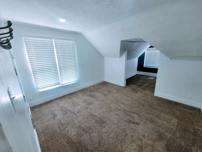 Building Photo - 324 L St E