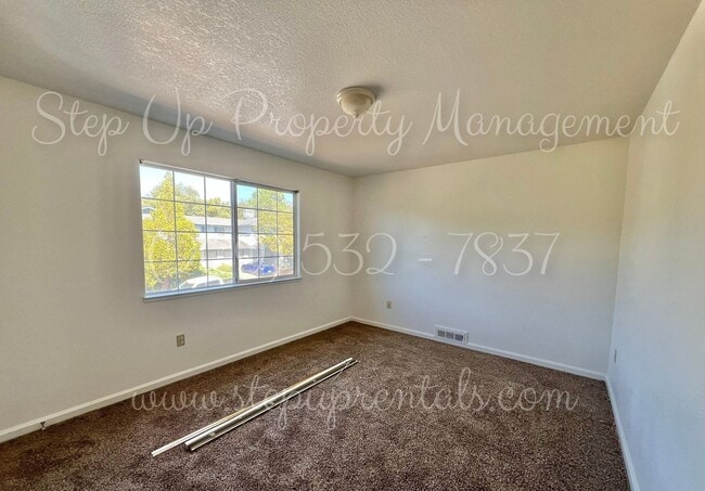 Building Photo - Splendid 2 Bedroom 1.5 Bath Townhouse Near...