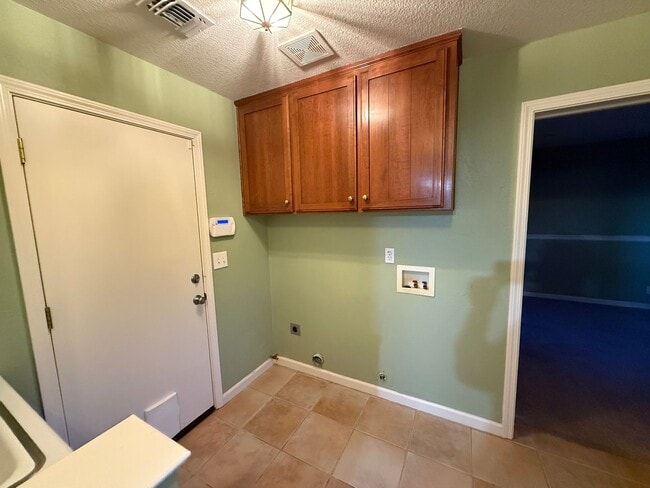 Building Photo - Large two story in Rose Hollow neighborhoo...